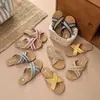 Sandalias de mujer a rayas, sencillas y elegantes, verano 2025, con tiras cruzadas, sin cordones, ligeras, cómodas, planas para exteriores