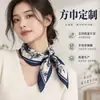 Personalización de accesorios de ropa de marca, bufandas cuadradas para mejorar la textura del atuendo, adecuadas para boutiques de moda para mujer y tiendas conceptuales para adquisición y selección