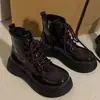 Botas Femininas Pequenas de Couro Estilo Britânico 2026 Outono/Inverno Nova Moda Botas Curtas Femininas Versáteis com Saias Plataforma com Solado Grosso Aveludadas