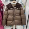 Jaqueta de inverno de alta qualidade europeia de luxo com enchimento de plumas feminina nova comprimento médio cintura apertada espessada solta gola grande de pele natural casaco