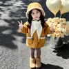 Casaco de Lã Infantil Feminino Inverno 2026 Novo Estiloso Jaqueta de Lã para Menininha Suéter de Lã Grossa com Pelúcia Infantil