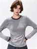 Top de capa base ajustado para otoño e invierno para mujer, bloques de color, cuello redondo, hombro normal, manga larga, diseño plisado fruncido en la cintura, top versátil para mujer