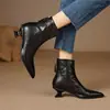 Botines negros para mujer, colección nueva 2026 de moda para principios de otoño e invierno, estilo retro francés, punta fina, tacón de gatito, botas de ajuste ceñido