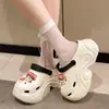 Sandálias e Chinelos Femininos Salto Alto 10CM Sapatos com Furos com Sensação de Bico Fechado Pés Sem Cheiro Chinelos de Casa Antiderrapantes para Interior