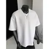 Camiseta de manga corta con cuello en V, patchwork deconstruido texturizado para hombre, camiseta de verano de peso pesado de moda con cuello semi-alto