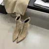 Dropshipping de Guangzhou outono e inverno 2026 botas elegantes de salto agulha cor nude, botas elásticas de ajuste justo, botinhas de camurça bico fino