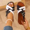 Sandalias de cuña de talla grande para mujer, disponibles en múltiples colores, con un diseño de tira ancha en bloques de color que realza la altura y crea un efecto adelgazante.
