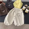 2026 Ropa Infantil Pantalones Deportivos para Niños Ropa de Otoño Pantalones Unisex para Niños y Niñas Versátiles Beige Largos Modernos Casuales Comercio Exterior