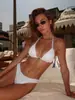 Traje de baño de dos piezas dividido europeo y americano 2027 para mujer al por mayor Sexy ajustado sin espalda Conjunto de bikini de tres piezas con cuentas