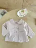 Chaqueta cárdigan para bebé niña 2026 Primavera Nuevo estilo Clase a Bebé Camisa de doble botonadura Top con cuello de muñeca para niña