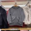 Roupa Infantil para Meninos e Meninas Macia Imitação de Caxemira Forrada com Lã Quente Jaqueta Esportiva com Capuz e Zíper Y450708
