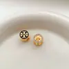 Pendientes pequeños únicos de estilo francés para mujer, accesorios para orejas de metal, pendientes de nicho para mujer, nuevo modelo popular 2026 con un toque de alta gama