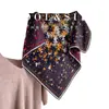 Pañuelo cuadrado de mezcla de seda y lana 63*63 cm, estampado floral burdeos con acentos azul marino, colores contrastantes por ambos lados, bordes enrollados a mano