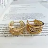 Fivela de Brinco de Bambu com Detalhe em Diamante de Luxo Leve Brincos Femininos de Alto Padrão com Trabalho Pesado Totalmente Cravejados em Diamante em Forma de C Versáteis para o Dia a Dia Acessórios de Brinco Dourado e Prateado Bicolor