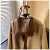 Bolso Pequeño Retro Texturizado de Gama Alta para Mujer 2026 Nueva Moda Bolso Cruzado Versátil Bolso Cubo Super Popular para Llevar en la Mano