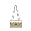 Bolso de sobre de cadena de nicho para mujer, que irradia un ambiente sofisticado y elegante. Este pequeño bolso cuadrado es una pieza de lujo ligera, perfecta para eventos nocturnos, y lo suficientemente versátil como para llevarlo al hombro o cruzado, lo que lo convierte en un accesorio de moda moderno.