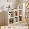 Estante de Armazenamento de Chão com Estrutura de Madeira Maciça Estante de Livros Combinação de Armário de Armazenamento Estilo Natural Madeira Creme para Sala de Estar Armário Baixo para Janela de Canto
