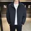 Jaqueta Masculina com Gola Alta Outono 2026 Estilo Novo Primavera e Outono Cor Sólida Roupa Exterior Casual Tendência Versátil Roupa de Trabalho Top Masculino