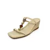 Nuevas Sandalias de Cuña de Paja con Cuentas Estilo Chino Estilo Resort para Exteriores 2026 Verano de Tacón Alto Cuadradas Abiertas de Cuero Genuino para Mujer