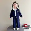 Conjunto para Menina Estilo Outono 2026 Elegante Primavera/Outono Casual Esportivo Versão Coreana Cardigã para Bebê Conjunto de Duas Peças da Moda Tendência