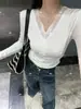 2025 Nuevo Diseño de Moda Otoño e Invierno Encaje Empalmado Cuello en V Cintura Cepillada Manga Larga Tops Camiseta Básica para Mujer
