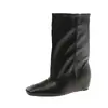 Botas Quadradas Plissadas Franzidas Retro Novas Outono/Inverno 2026 Botas Largas Femininas Botas de Cano Médio que Aumentam a Altura Botas de Equitação de Fundo Plano