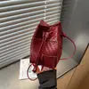 Bolsa de Hombro Cruzada Tejida con Cordón Versátil de Moda Otoño 2026 Diseño de Nicho Bolso Cubo