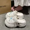 Chinelos Casuais Versáteis de Alto Valor Estilo Pequeno Fresco com Cobertura para a Cabeça Verão Novo Confortáveis para Usar Fora de Casa Sapatos de EVA com Furos