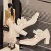 2026 Nuevo Estilo de Verano Impresionantemente Hermosos y Cómodos Zapatos Mary Jane, Versátiles de Estilo Francés Tacón Grueso Moño Zapatos de Tacón Alto Brillantes Individuales