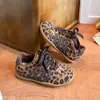 Zapatos Casuales de Felpa para Niños Estilo Otoño/Invierno 2026 Zapatos de Entrenamiento Alemanes Estampado de Leopardo Retro Zapatos Forrest Gump Zapatos Deportivos para Niñas de Edad Media y Grandes
