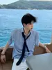 Camisa de manga corta a rayas azul smog con textura estilo marido para hombre, ropa de verano para vacaciones en la isla, camisa de corbata oscura