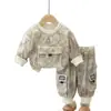 Conjunto de Roupa de Primavera Novo para Meninos 2026, Conjunto de Duas Peças Elegante e Moderno para Crianças Primavera e Outono com Bolso Rasgado e Colar