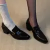 Primer encuentro estilo Ji Yinglun punta cuadrada temperamento tacón grueso mocasines hebilla slip-on versátiles para commuting retro zapatos pequeños de cuero