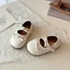 Sapatos de couro macios e estilosos com laço para meninas, nova coleção primavera/outono 2026, sapatos de princesa elegantes para meninas pequenas, adequados para apresentações e uso diário