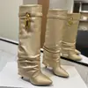 Moda Otoño Invierno 2026 Botas Altas hasta la Rodilla de Tacón de Cuña Sencillas Europeas y Americanas Punta Fina Sin Cordones Hebilla de Cinturón Botas de Pantalón de Tacón Alto Botas para Mujer