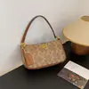 As bolsas pequenas populares deste ano para mulheres 2026 nova bolsa de ombro transversal da moda estampada com um toque de luxo bolsa versátil para debaixo do braço