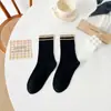 Calcetines de Media Pantorrilla para Mujer con Rayas Acanaladas, Color Café, Estilo Ins de Moda, Versátiles para Primavera y Otoño, Calcetines Deportivos Resistentes al Olor para Estudiantes