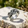 Anillos de Acero de Titanio Europeos y Americanos Transfronterizos, Anillos Huecos para Pareja con Grabado de Patrón Misterioso, Anillos Estilo Punk en Stock
