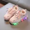 Tênis esportivos infantis, novo modelo de outono, sapatos casuais para meninas, sapatos com luz, tênis esportivos respiráveis com LED piscante para meninos