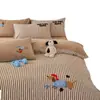 Set de cuatro piezas de Toalla de Lijado Bordada de Cachorro Marrón Rayado de Dibujos Animados Funda de Colcha de Algodón Gruesa Cálida Otoño e Invierno