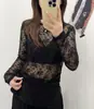 Top de malla de encaje con cuello redondo, corte ajustado, camiseta base de manga larga elástica, sexy camiseta base floral de encaje, color liso 2002