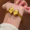 Nova Pulseira Retro Estilo Chinês com Laço Tridimensional e Diamantes Brilhantes, Cor Dourada, Toque Elegante e Luxuoso, Joia de Pulseira de Luxo Leve para Outono e Inverno