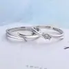 Anéis de Casal com um Toque de Luxo de Nicho, Anéis Abertos Anel de Mobius, um Par de Anéis de Casal Elegantes e Simples Cravejados de Diamantes