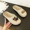 Chinelos femininos de salto baixo para uso externo, sandálias Birkenstock casuais de sola reta e bico fechado, tamancos novos para primavera/verão atacado