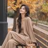 Elegante Conjunto de Vestir Estilo Holgado Perezoso Sentido de Alta Gama Albaricoque Sling Cárdigan Pantalones de Pierna Ancha Vestido de Tres Piezas de Otoño para Mujer