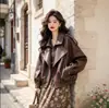 Jaqueta de Couro Feminina Outono 2026 Novo Estilo Super Solta Retro Casual Estilo Hong Kong Jaqueta Biker Jaqueta de Couro PU Estilo Cool e Ousado