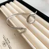 Pulseira de Metal Estilo Europeu e Americano Novo Estilo Plissada Torcida Abertura Redonda Anel de Braço Fashionable Design Simples Sentido Joias de Mão Personalizadas