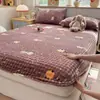 Saia de Cama Bolha Estampada de Veludo Leite Quente Antiderrapante Elástico Amigável à Pele Macia Cobertura de Cama Lavável à Máquina Quente a Noite Toda
