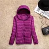 Jaqueta Leve de Penas Feminina Curta Penugem de Pato Branca Outono e Inverno 2024 Nova Slim Fit Tamanho Plus com Capuz Bolsa de Armazenamento