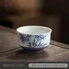 Taza de té de cerámica pintada a mano bajo vidriado en azul sombra de bambú y blanco, taza de maestro de cerámica estilo chino, taza de té vintage, taza individual, juego de té kung fu